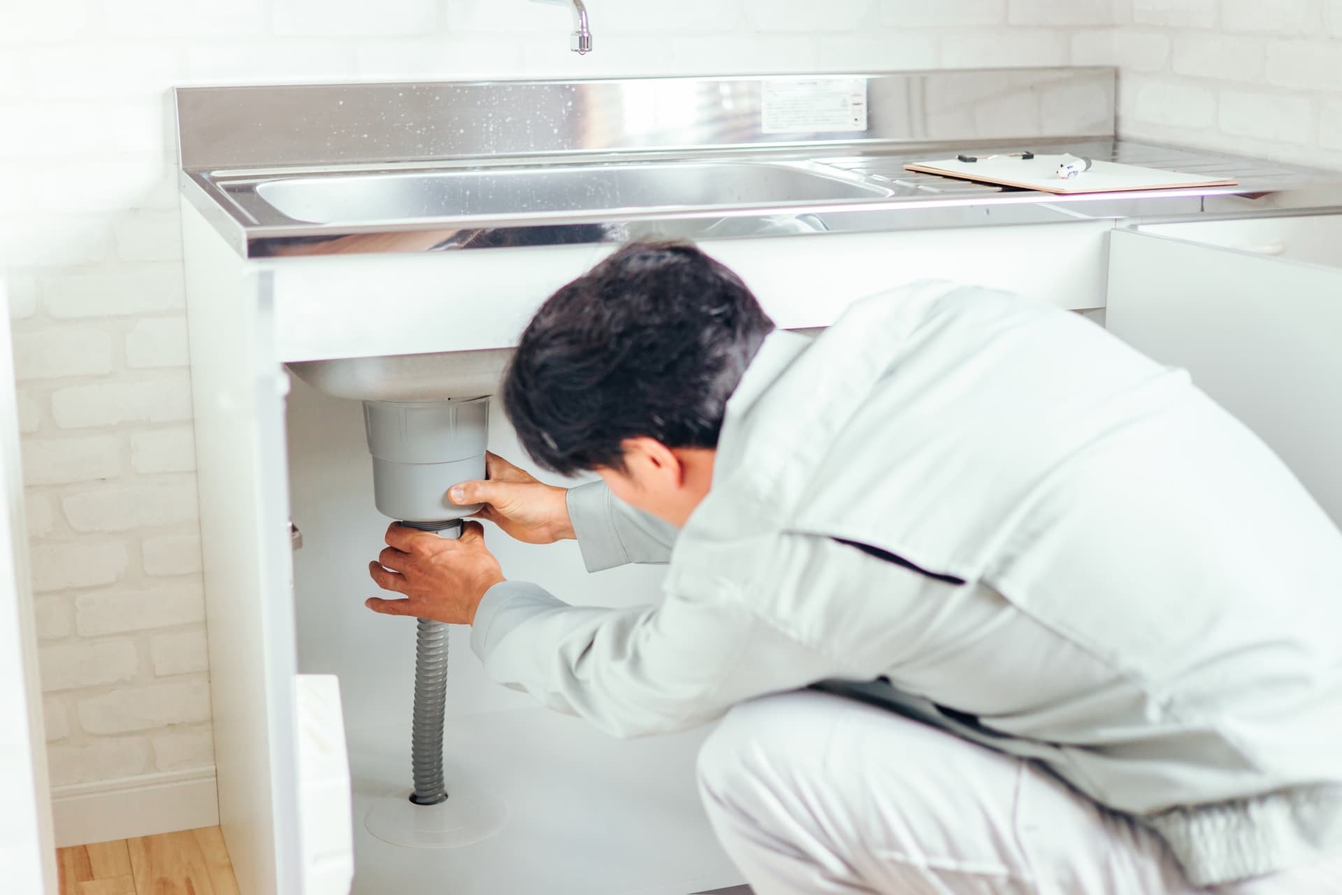 水道工事をする男性